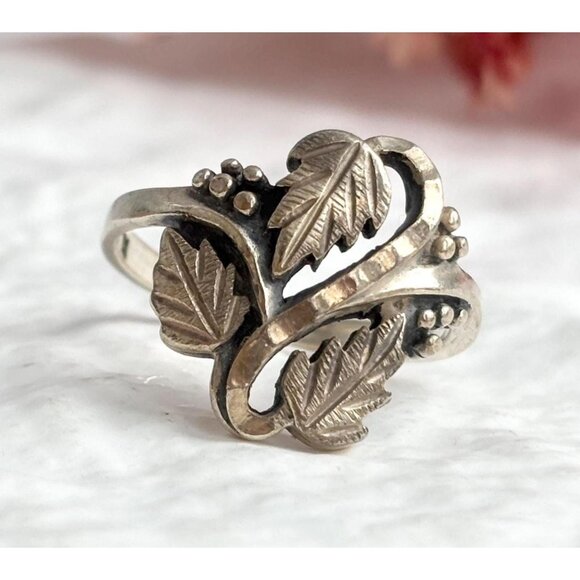 Jewelry - Wheeler Manufacturing Grapevine Modernist Sterling Silver Vintage Ring - sz 9.25